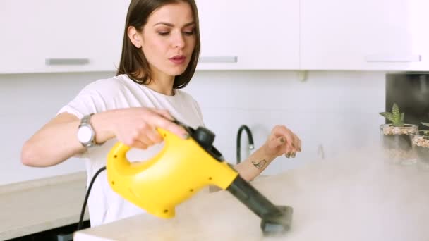 Frau putzt Küche mit Dampfreiniger - Filmmaterial, Video