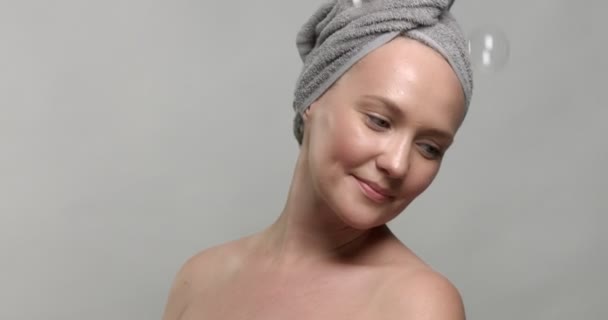 donna indossa un asciugamano con bolle di sapone
 - Filmati, video