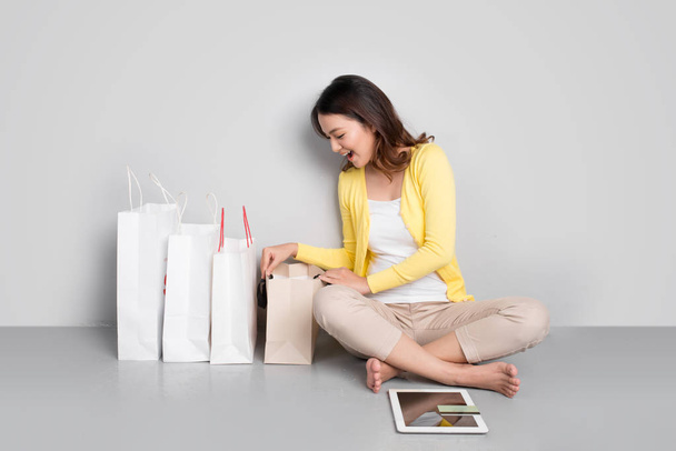 Mujer de compras en línea - Foto, Imagen