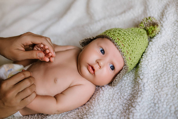 キャップの頭の上の開いた目との健康な新生児赤ちゃんのニット - 写真・画像