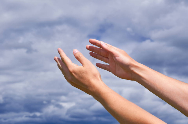 Lány ér el a kezét az ég felé, köszönet vagy kérdezés részére segít. A koncepció a vallás és spiritualitás, imádság és áldást - Fotó, kép