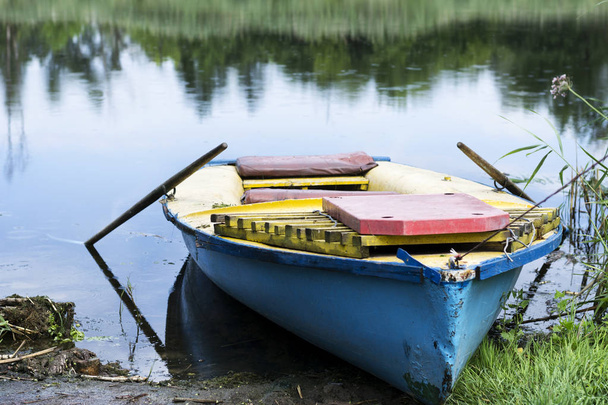 Nehir kıyısında üzerinde eski bir tekne. Yaz güneşli gün. - Fotoğraf, Görsel