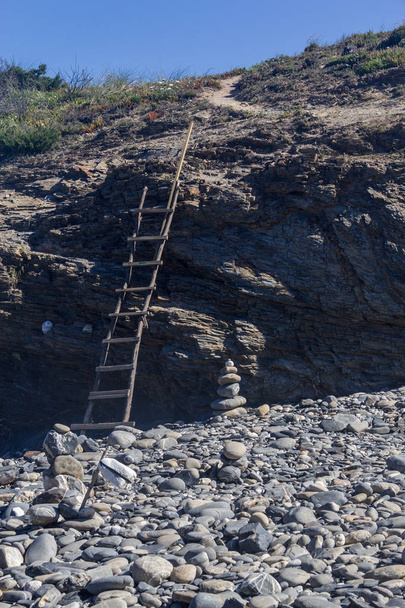 Escada de madeira na praia em Almograve
 - Foto, Imagem