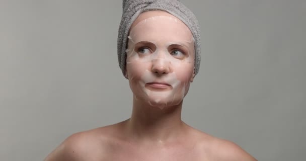 woman with a facial mask - Footage, Video