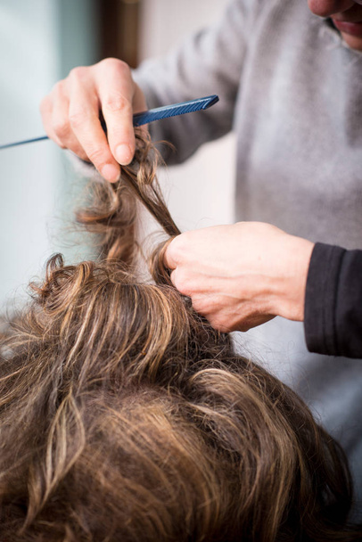 Salone di parrucchiere che fonde i capelli di una sposa bionda
 - Foto, immagini