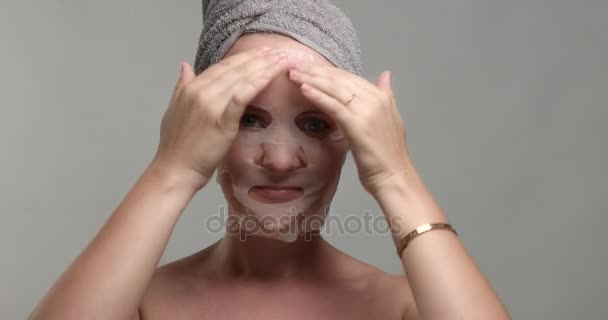 γυναίκα με μια μάσκα προσώπου - Πλάνα, βίντεο