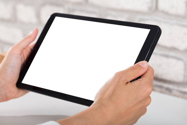 Persona che utilizza il tablet digitale
 - Foto, immagini