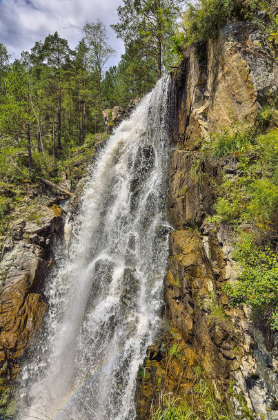 kamyshlinsky Wasserfall in den Felsen des Altai-Gebirges mit Regenbogen - Foto, Bild