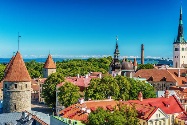 Tallinn, Estland: luchtfoto bovenaanzicht van de oude stad - Foto, afbeelding