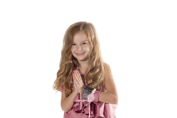 Szép, mosolygós kislány imádkozik - Vértes portré, elszigetelt - Fotó, kép