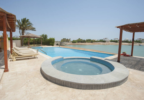 Swimmingpool in luxuriöser tropischer Ferienvilla - Foto, Bild