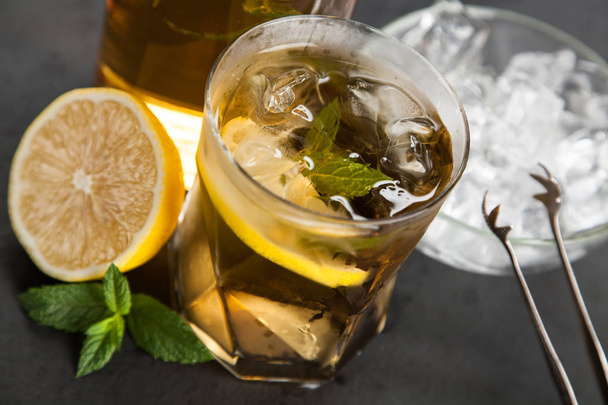 льодовий чай з лимоном і м'ятою
 - Фото, зображення