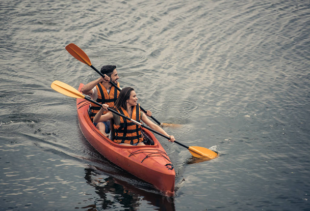 Pareja viajando en kayak
 - Foto, imagen