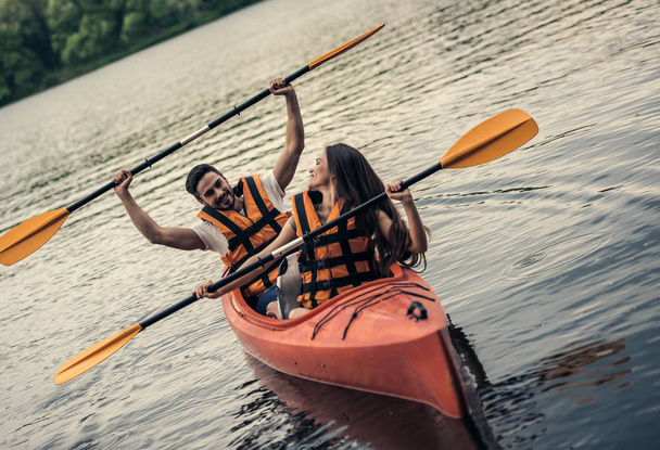 Couple voyageant en kayak
 - Photo, image