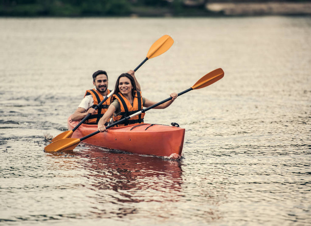 Couple voyageant en kayak
 - Photo, image