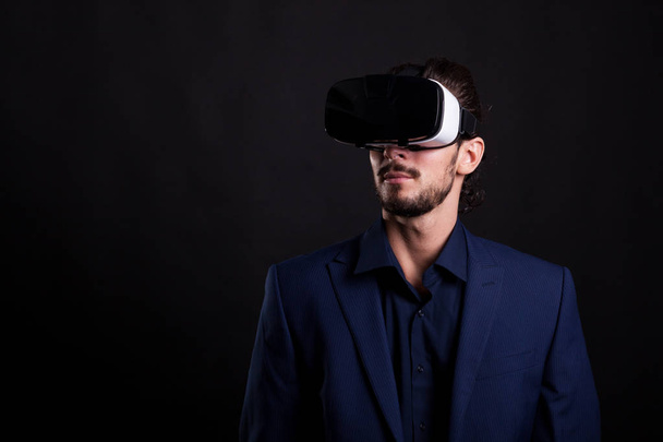 Бізнесмен у костюмі з гарнітурою VR на голові
 - Фото, зображення