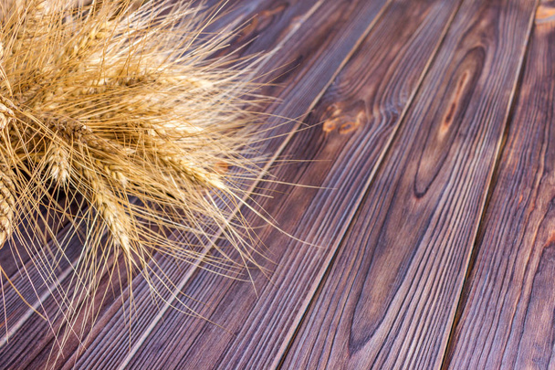 kłosy pszenicy na podłoże drewniane zbiorów koncepcji - Zdjęcie, obraz