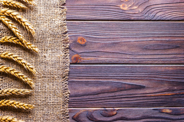 Borde de espigas de trigo sobre fondo de arpillera viejo
 - Foto, imagen