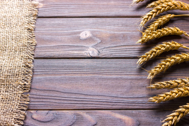 arpillera hessian sacking sobre fondo de madera concepto de cosecha
 - Foto, imagen