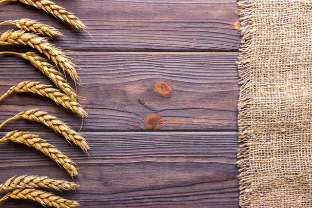 espigas de trigo y tela sobre fondo de madera
 - Foto, imagen