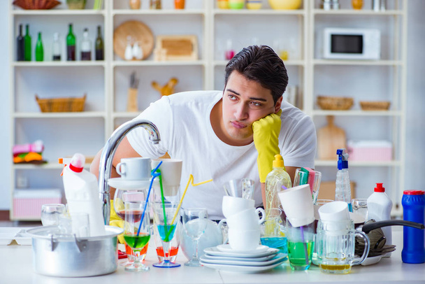 Hombre frustrado por tener que lavar platos - Foto, Imagen