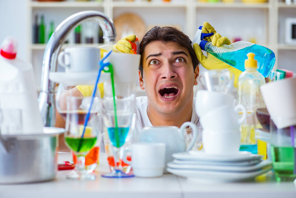Чоловік розчарований необхідністю мити посуд
 - Фото, зображення
