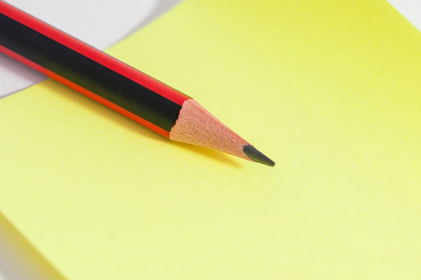 μολύβι και χρώμα φύλλα στο τραπέζι - Φωτογραφία, εικόνα