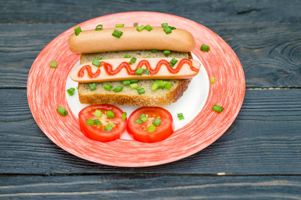 Pequeno-almoço simples. Lanche de sanduíche de salsicha e legumes no todo
 - Foto, Imagem