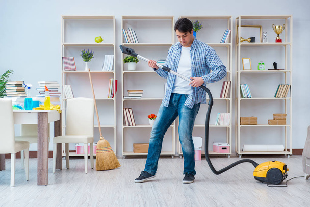Hombre haciendo limpieza en casa - Foto, Imagen