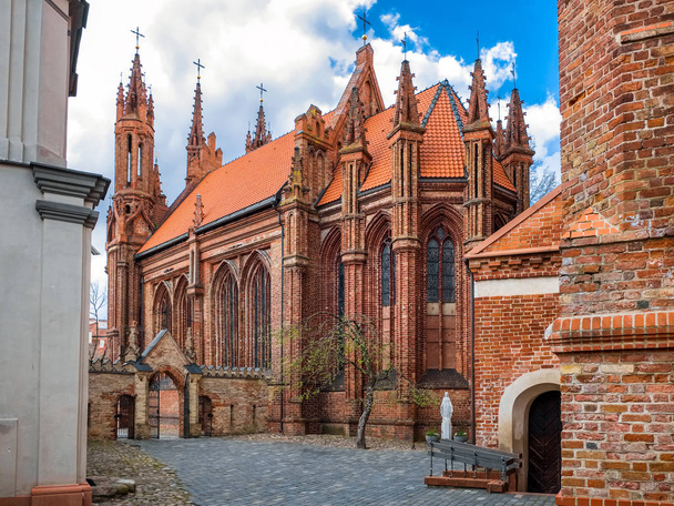 Courtyard of Ensemble of st Anne and Bernardine church. Vilnius, Lithuania. - Foto, immagini