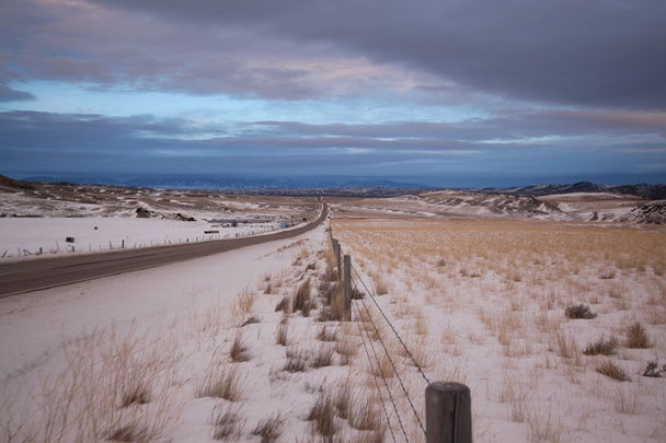 Road. Prairie grasses and the The Bridger Mountains, Park County, Montana, USA - Foto, immagini