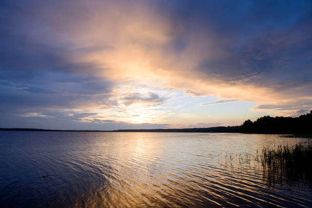 Γραφικό καλοκαιρινό ηλιοβασίλεμα στη λίμνη. - Φωτογραφία, εικόνα