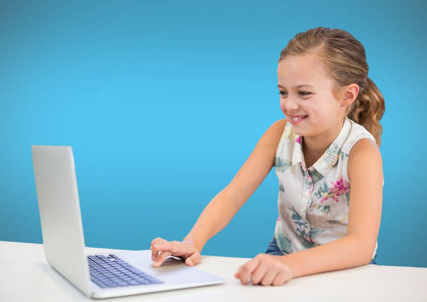 Mädchen auf Laptop mit blauer Wand - Foto, Bild