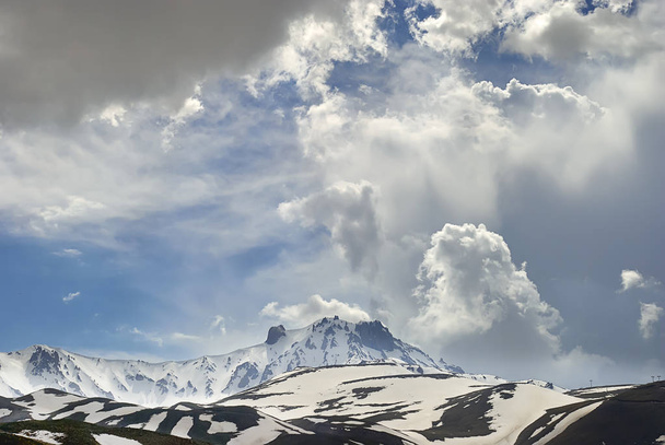 カッパドキア、トルコ エルジェス青い空と積雲雲 - 写真・画像