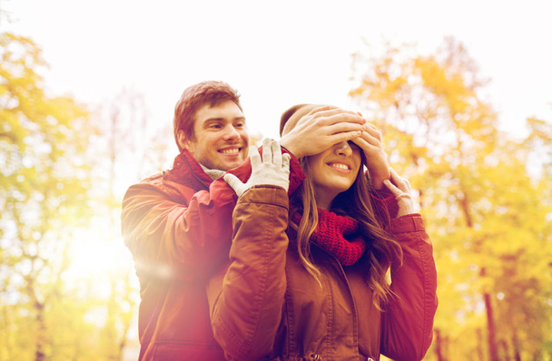 feliz pareja joven divirtiéndose en el parque de otoño
 - Foto, Imagen