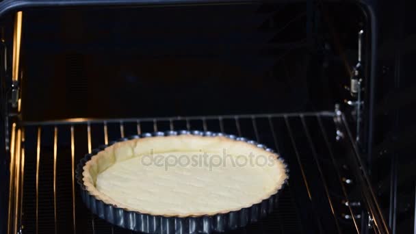The girl prepares a tart in the kitchen. Pour tart filling - Footage, Video