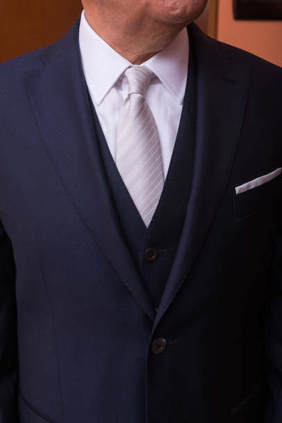 Groom definir a gravata em linha reta, Groom vestindo no dia do casamento, amarrando os laços e se preparando
. - Foto, Imagem