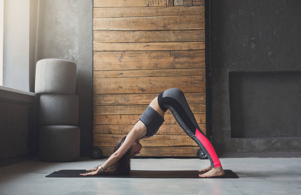 junge attraktive Frau praktiziert Yoga - Foto, Bild