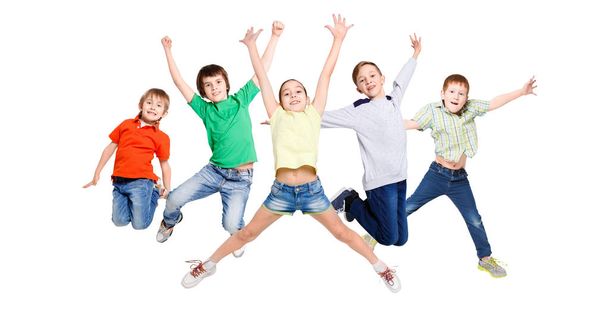 Groep kinderen springen bij witte geïsoleerde studio achtergrond - Foto, afbeelding