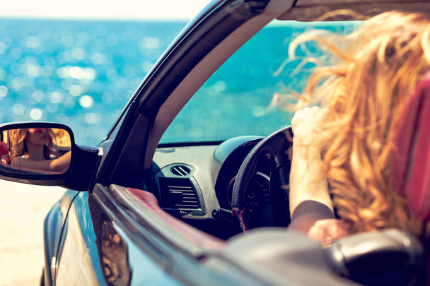 Młoda kobieta w samochodzie, w pobliżu oceanu - Zdjęcie, obraz