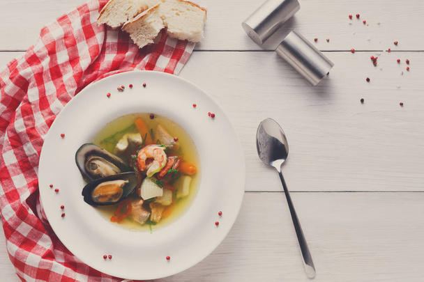 Sopa de frutos do mar francesa com peixe branco, camarões e mexilhões em plat
 - Foto, Imagem