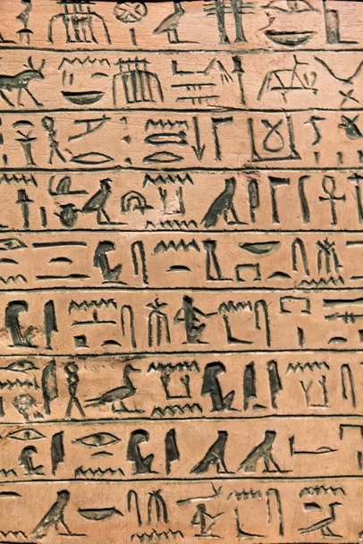 Hieroglificzne rzeźby na zewnętrznych ścianach starożytnej świątyni egipskiej - Zdjęcie, obraz