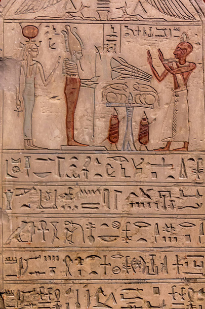 Sculptures hiéroglyphiques sur les murs extérieurs d'un ancien temple égyptien - Photo, image
