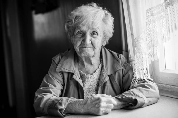 Portrait d'une dame âgée. - Photo, image