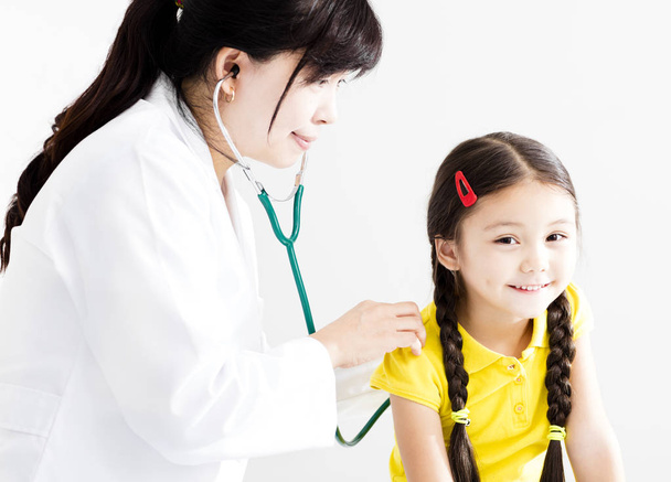 Doctora examinando a una niña por estetoscopio
 - Foto, Imagen