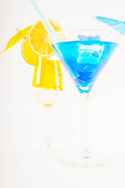 Барвистий коктейль, прикрашений фруктами, барвиста парасолька, лід c
 - Фото, зображення
