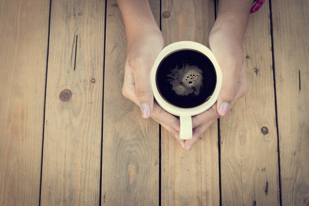 ženské ruce držící šálek kávy - Fotografie, Obrázek