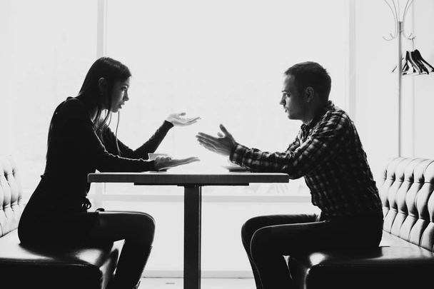 Mies ja nainen keskusteluissa ravintolassa
 - Valokuva, kuva