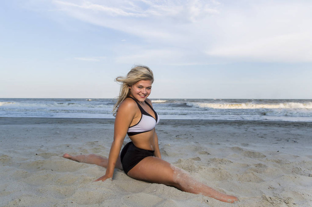 Blond dospívající Model cvičit na pláži - Fotografie, Obrázek