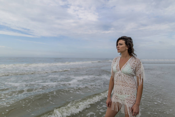 Bruna femmina modella a il spiaggia
 - Foto, immagini